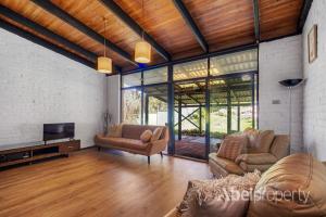 Hillside Retreat- Your Tranquil Home Away