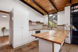 Hillside Retreat- Your Tranquil Home Away