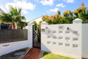 On the Canal in Halls Head