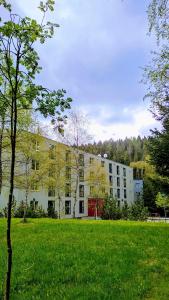 HARRADISE Extra vybavený apartmán pod Mumlavským vodopádem, na cestě na HŘEBENY, ZAHRADA pro relax i děti, vybavení PRO DĚTI, nejlepší VÝLETY v okolí, GYM & WELLNESS naproti