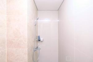 Elegant and Comfy 3BR Transpark Cibubur Apartment By Travelio