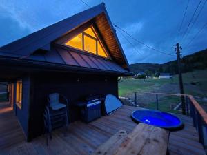 Bacmańska Chata z pięknym widokiem przy szlaku jacuzzi Beskidy