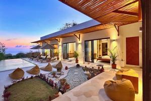 Villa Chris - Stunning 4BR with Ocean & Sunset View