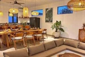 Villa Chris - Stunning 4BR with Ocean & Sunset View