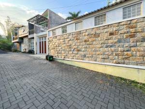 RedDoorz Syariah Nanna Homestay Near Dino Park