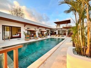 Villa Chris - Stunning 4BR with Ocean & Sunset View