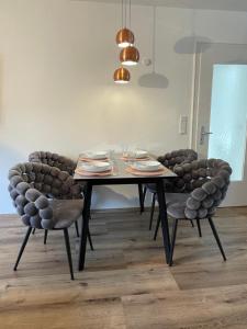 Ferienwohnung mit Terrasse und Garten mit Blick auf das Karwendelgebirge