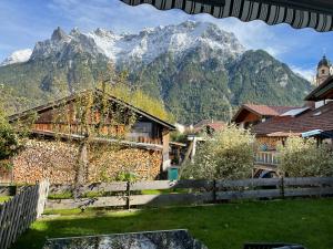 Ferienwohnung mit Terrasse und Garten mit Blick auf das Karwendelgebirge