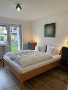 Ferienwohnung mit Terrasse und Garten mit Blick auf das Karwendelgebirge
