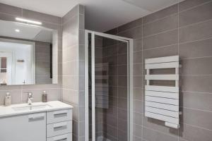 LE BAY SIDE plein cœur de Juan les Pins en bord de mer, pour familles ou petits groupes