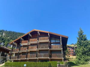 Appartement 2 Pièces avec Terrasse et Parking, Centre Village à La Clusaz, Proche Pistes et Commerces - FR-1-437-96