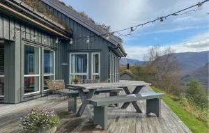 3 Bedroom Awesome Home In Nordfjordeid - Folkestad