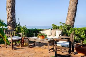 Alle due Torri, villa sulla roccia a picco sul mare