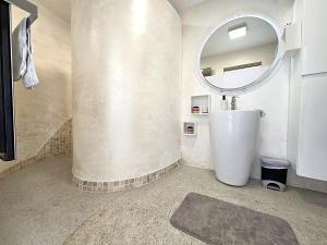 Maisons de vacances Maison Sapiac - 4pers - 2 chambres - 3 lits - Clim reversible - Terrasse ombragee et grand jardin - Piscine saison estivale : photos des chambres