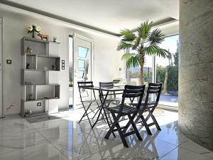 Maisons de vacances Maison Sapiac - 4pers - 2 chambres - 3 lits - Clim reversible - Terrasse ombragee et grand jardin - Piscine saison estivale : photos des chambres