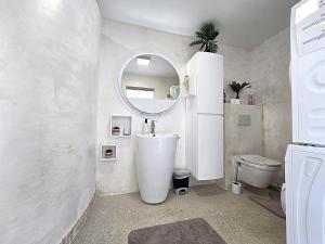 Maisons de vacances Maison Sapiac - 4pers - 2 chambres - 3 lits - Clim reversible - Terrasse ombragee et grand jardin - Piscine saison estivale : photos des chambres