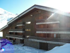 Studio rénové au pied des pistes, exposé sud avec balcon et Wi-Fi, proche commerces et ESF - FR-1-182-167