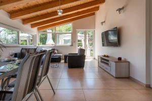 Holiday Home Hana-Stunning peninsula- with Hot Tub 
