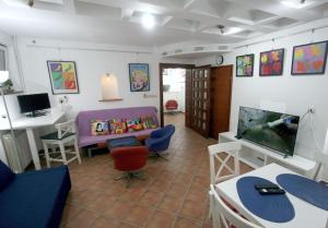 Warhol Apartment, quiet with Retro Pop Art Flair in Zvezdara, Beograd with workplaces and multiple beds