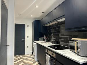 City Centre Apartments - 1 Bed Apartments - 5 Min Walk from Train Station - Designed for Professionals - Free WiFi - Full Kitchen - Sofa Bed - Ideal for Long Work Stays