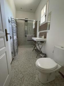 Villas VILLA LA LOUBIANE VI4428 By Riviera Holiday Homes : photos des chambres