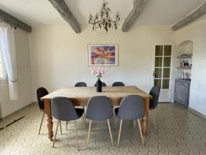 Villas VILLA LA LOUBIANE VI4428 By Riviera Holiday Homes : photos des chambres