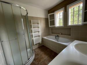 Villas VILLA LA LOUBIANE VI4428 By Riviera Holiday Homes : photos des chambres