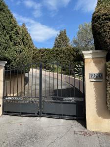 Villas VILLA LA LOUBIANE VI4428 By Riviera Holiday Homes : photos des chambres