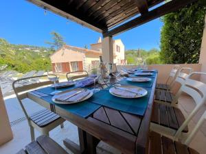 Villas VILLA LA LOUBIANE VI4428 By Riviera Holiday Homes : photos des chambres