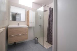 Maisons de vacances La cahute, Gite avec jardin pour 15 personnes : photos des chambres