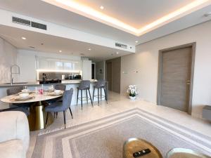 Chic 1-Bedroom in Sterling Tower, Downtown Stay - 17AB05