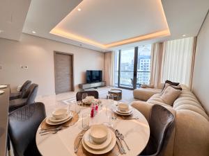 Chic 1-Bedroom in Sterling Tower, Downtown Stay - 17AB05