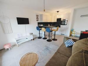 TiCasa Shine-Zentral-Outlet-Balkon-Parkplatz-ruhig