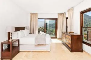 Silvermist Lavish Retreat with Breathtaking Views - Belle Ombre