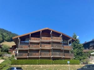 Appartement 2 Pièces avec Terrasse et Parking, Centre Village à La Clusaz, Proche Pistes et Commerces - FR-1-437-96