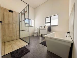 DiveLuxury - Spacious Modern House with Pool