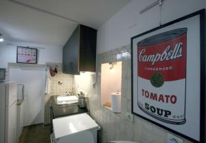 Warhol Apartment, quiet with Retro Pop Art Flair in Zvezdara, Beograd with workplaces and multiple beds