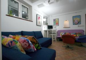 Warhol Apartment, quiet with Retro Pop Art Flair in Zvezdara, Beograd with workplaces and multiple beds