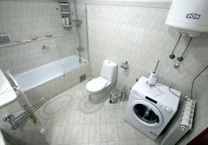 Warhol Apartment, quiet with Retro Pop Art Flair in Zvezdara, Beograd with workplaces and multiple beds