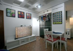 Warhol Apartment, quiet with Retro Pop Art Flair in Zvezdara, Beograd with workplaces and multiple beds