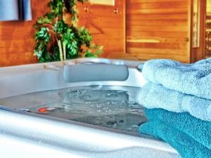 Chalets Chalet de luxe 4* · Tout confort · Jacuzzi & Sauna · 5 Chambres - FR-1-267-257 : photos des chambres
