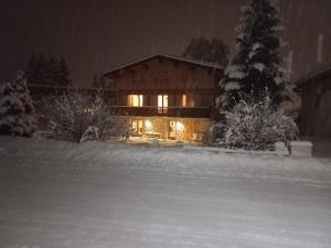 Chalets Chalet ensoleille avec balcon et poele a bois - FR-1-464-163 : photos des chambres