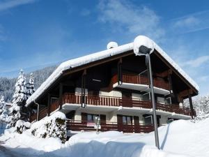 2 pièces proche pistes avec balcon - FR-1-459-63