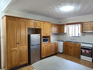 Spacious Queen Room in Large Merrylands Home with Sofa Bed - M2