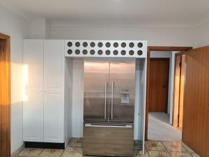 Spacious Queen Room in Large Merrylands Home with Sofa Bed - M2