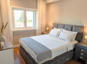 Contemporary One Bedroom Apartment - Lustica Centrale