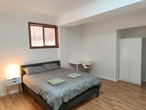 Cozy Queen Room in Spacious Home in Merrylands - M3 - Merrylands
