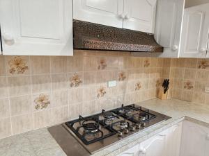 Cozy Queen Room in Spacious Home in Merrylands - M3