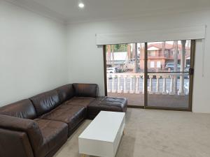 Cozy Queen Room in Spacious Home in Merrylands - M3