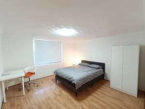 Cozy Queen Room in Spacious House with Great Location - M4 - Merrylands